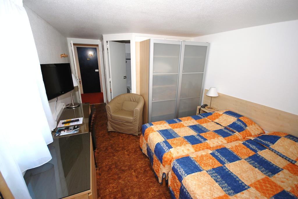 Hotel Le Relais Des Champs Eugenie-les-Bains Rum bild